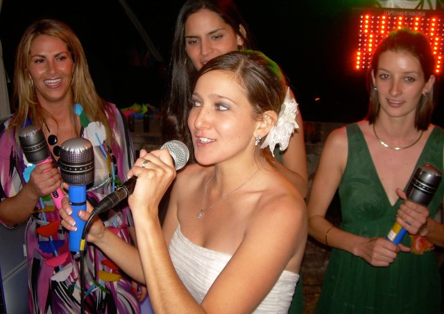 Adriana cantaba con sus amigas recordando viejos tiempos